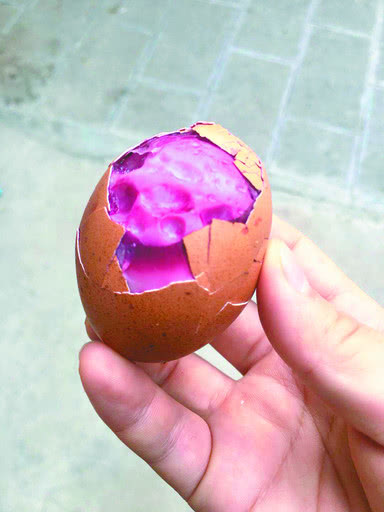 惊奇鹤壁女子家中鸡蛋煮熟后蛋白竟变成玫红色