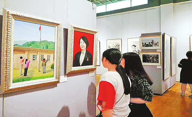 “学习李芳同志书画摄影作品展”举行