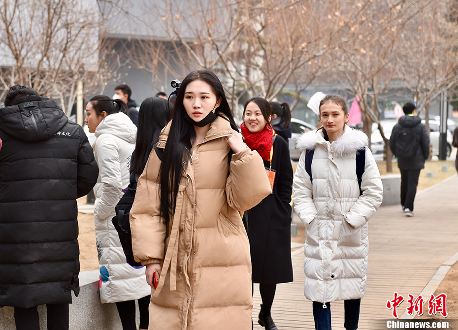 北京电影学院2018年艺考现场考生翩翩起舞