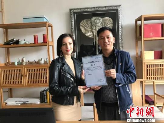 中美接过“轮值镇长”聘书 中美提供