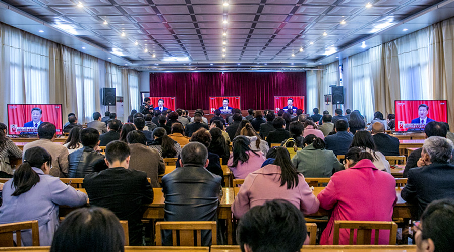 卢氏县党群干部在收听收看十九大开幕会