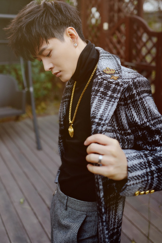 《扶摇》大师兄黄宥明写真曝光 尽显时尚帅气