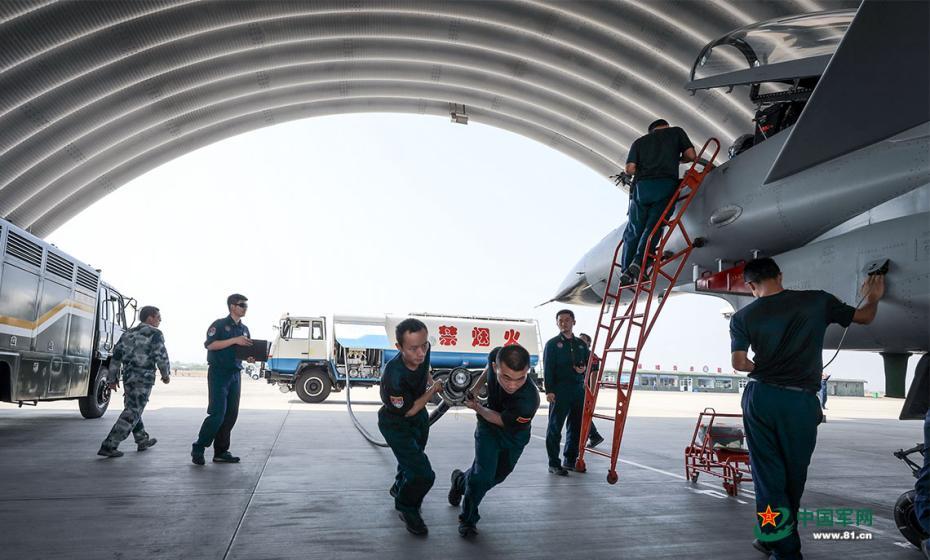 主视角近观战机空中加油全过程