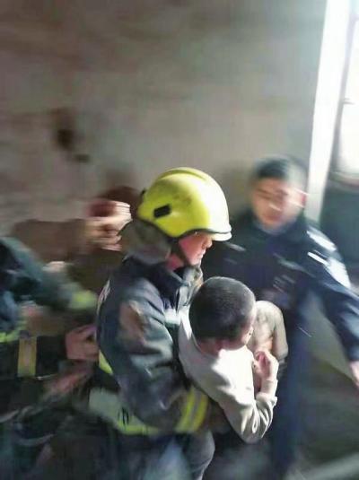 濮阳：男童被卡宽度仅约15厘米墙缝 消防人员破墙救人