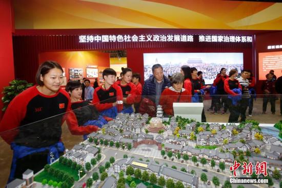 10月23日，七百余名体育运动员在北京参观“砥砺奋进的五年”大型成就展。 中新社记者 韩海丹 摄