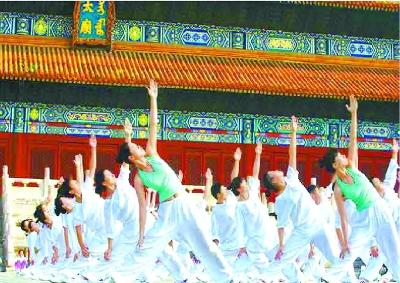 2010年，首都职工在劳动人民文化宫太庙前广场表演“新型”工间操。李继辉/摄 