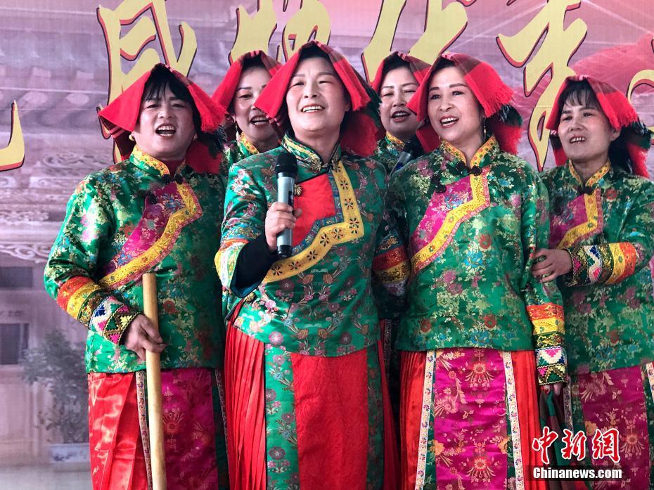 2月8日,青海省民和回族土族自治县官亭镇的土乡群众身着盛装,参加"道