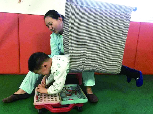 8岁男童太调皮,遭家长联名控诉,专家提醒: 孩