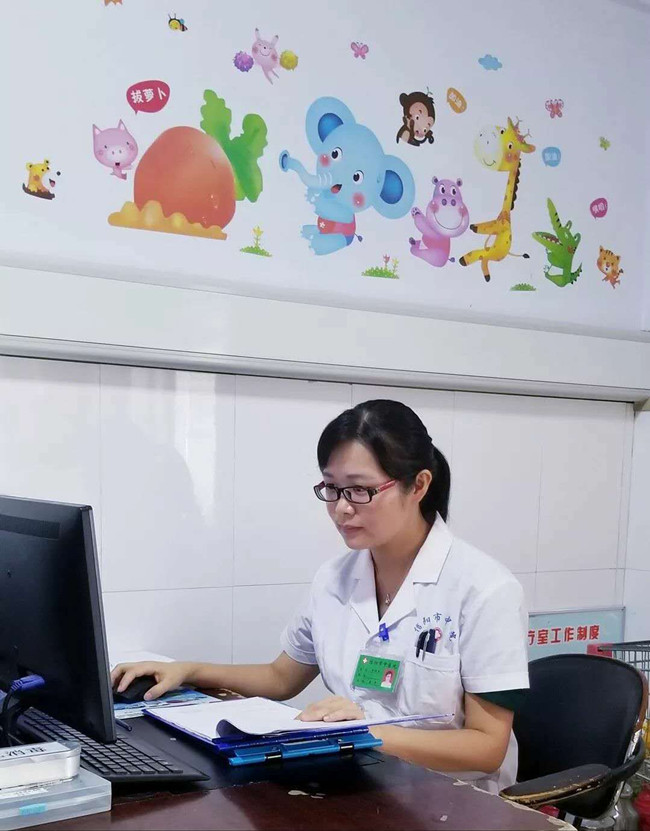 暖心!信阳女医生高铁上为高烧儿童推拿退烧