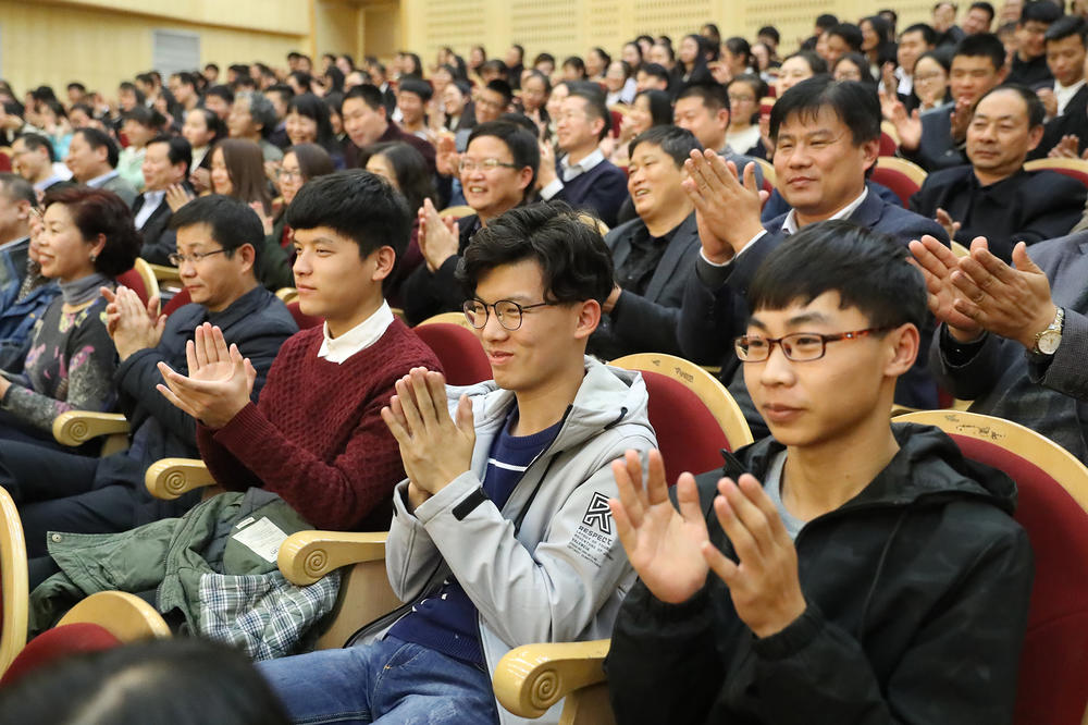 11月22日，省委书记、省人大常委会主任谢伏瞻在河南师范大学宣讲十九大精神，为师生上党课。
