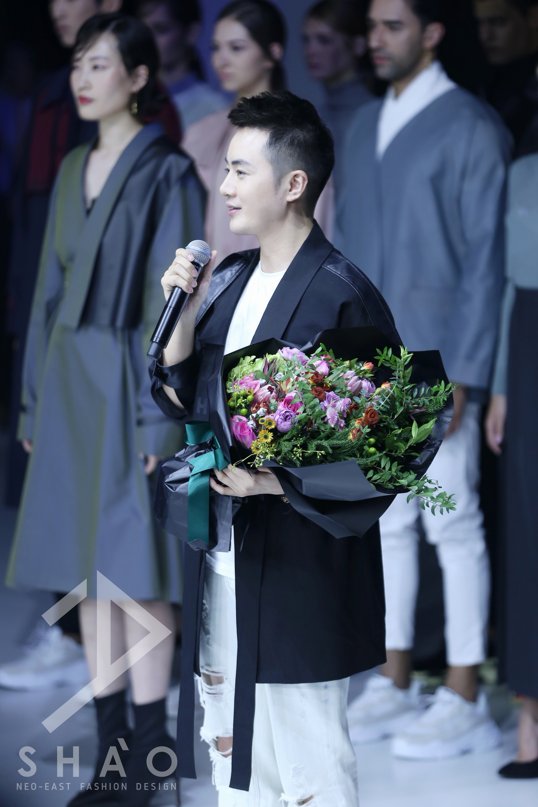 斜杠青年余少群亮相北京时装周跨界设计尽展东方古韵美