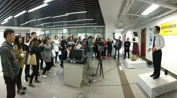媒体记者团参观情感机器人实验室