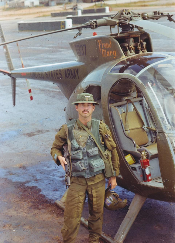 近日,网上一组展现越南战争中美国飞行员在直升机上绘制漫画的图片