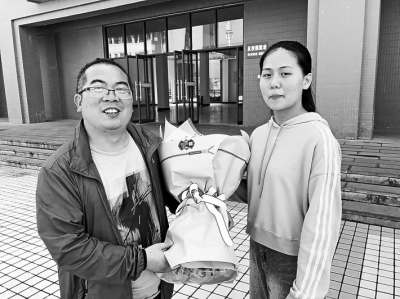 高考女生献花致谢跳井捞证老师 巧遇穷有信