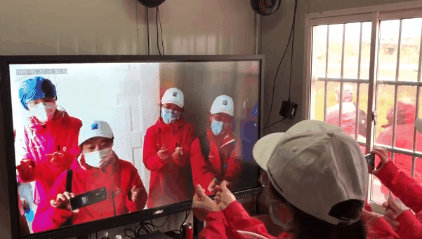 『白衣天使』1090位白衣天使作别雷神山，他们收到一枚特别的纪念章…