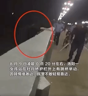 碰瓷|河南机智大爷故意碰瓷救下轻生女孩