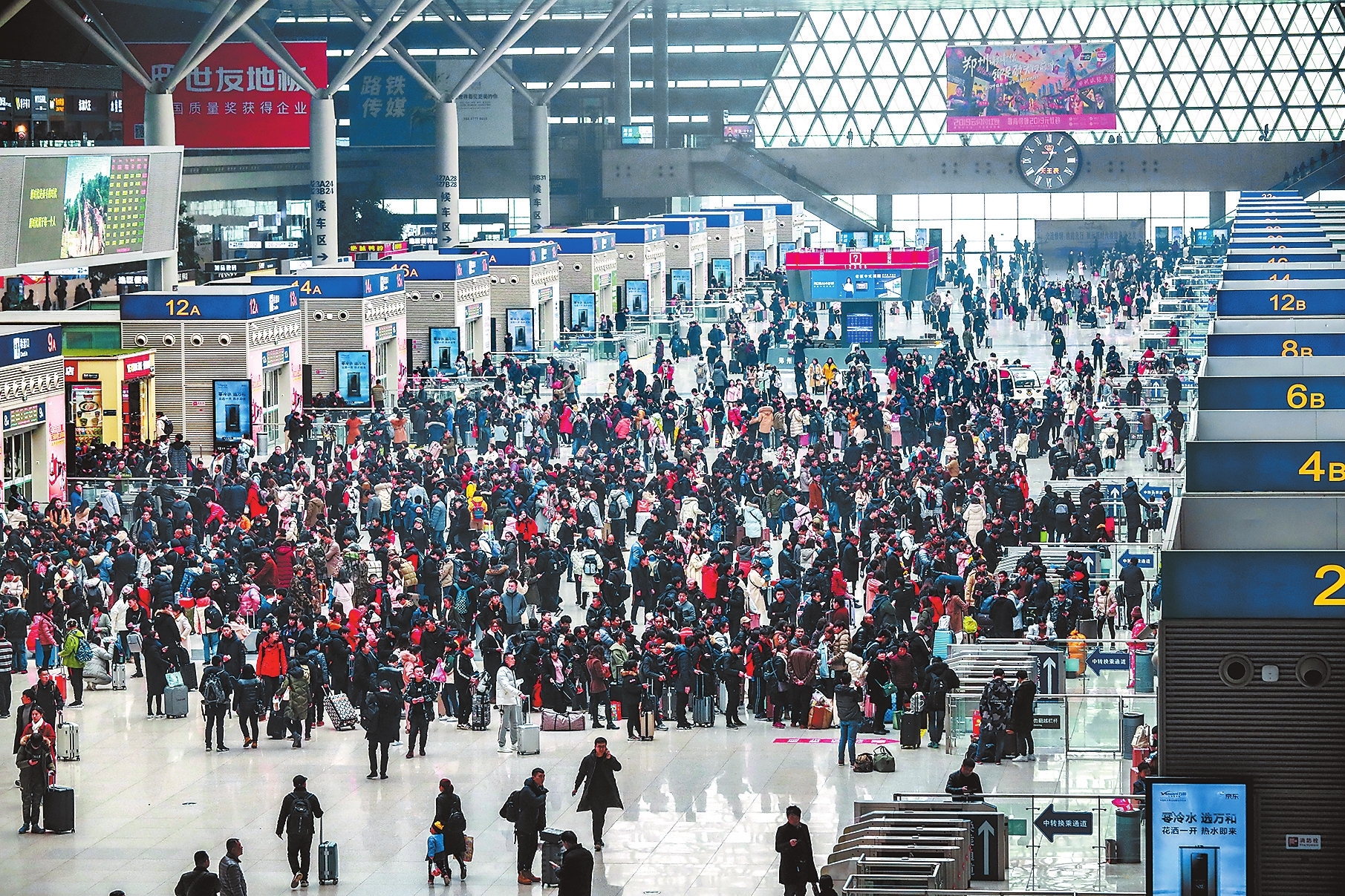 2月22日,郑州东站迎来春运返程客流高峰.本报记者聂冬晗摄