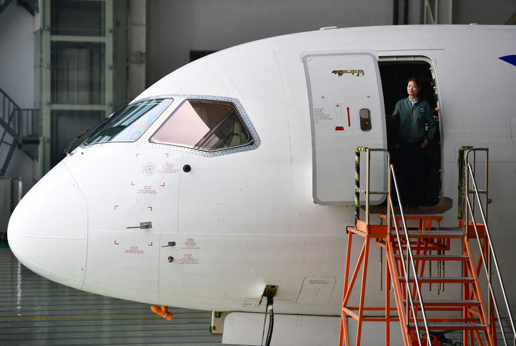 3月5日,蒋丹丹走出飞行试验机舱门.