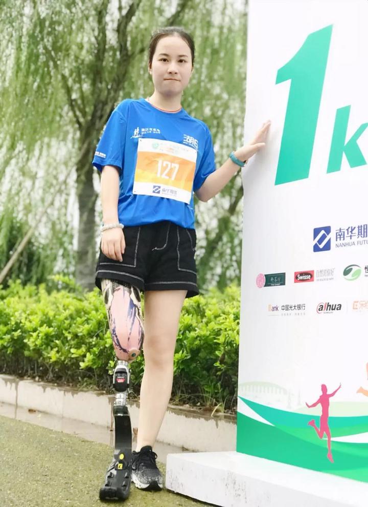 抖音1000万点赞能倒立能跑马杭州独腿小姐姐活出了漂亮人生