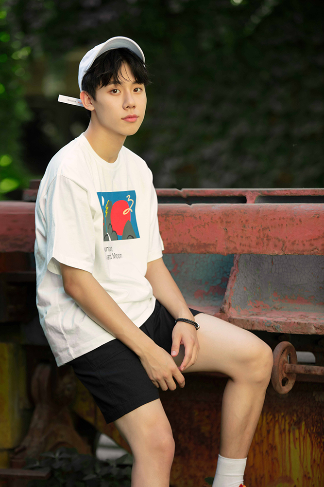 周奇全新写真曝光 清爽纯粹少年感十足