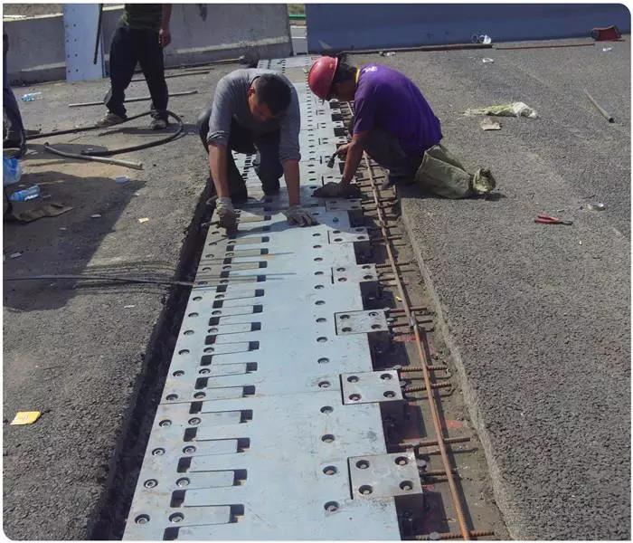 图为桥梁伸缩缝施工