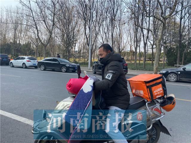 uu跑腿小哥河南民权人孙青松郑州农业南路某小区07:00装好车,李志海