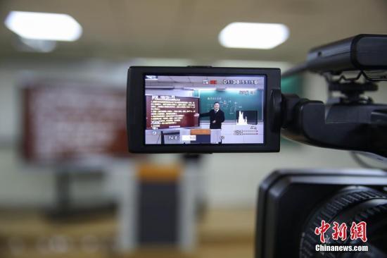 ■教育部回应是否会继续推迟开学：各地根据疫情情况制定