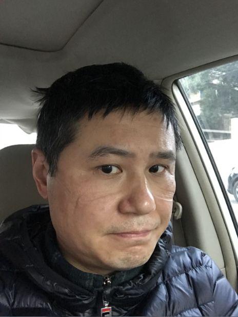 自己,爆炸头,面罩脸,一件棉袄一条牛仔裤多天不换,成为鄂焕斌的新形象