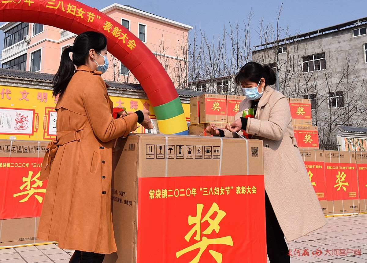 3月7日,洛阳市孟津县常袋镇半坡村村干部,敲锣打鼓将写着大红"奖"字的