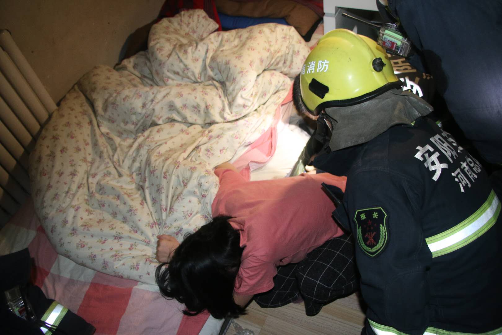 弹簧床垫■看着都心疼!12岁女孩深夜脚卡床垫弹簧，铁丝刺穿小脚趾