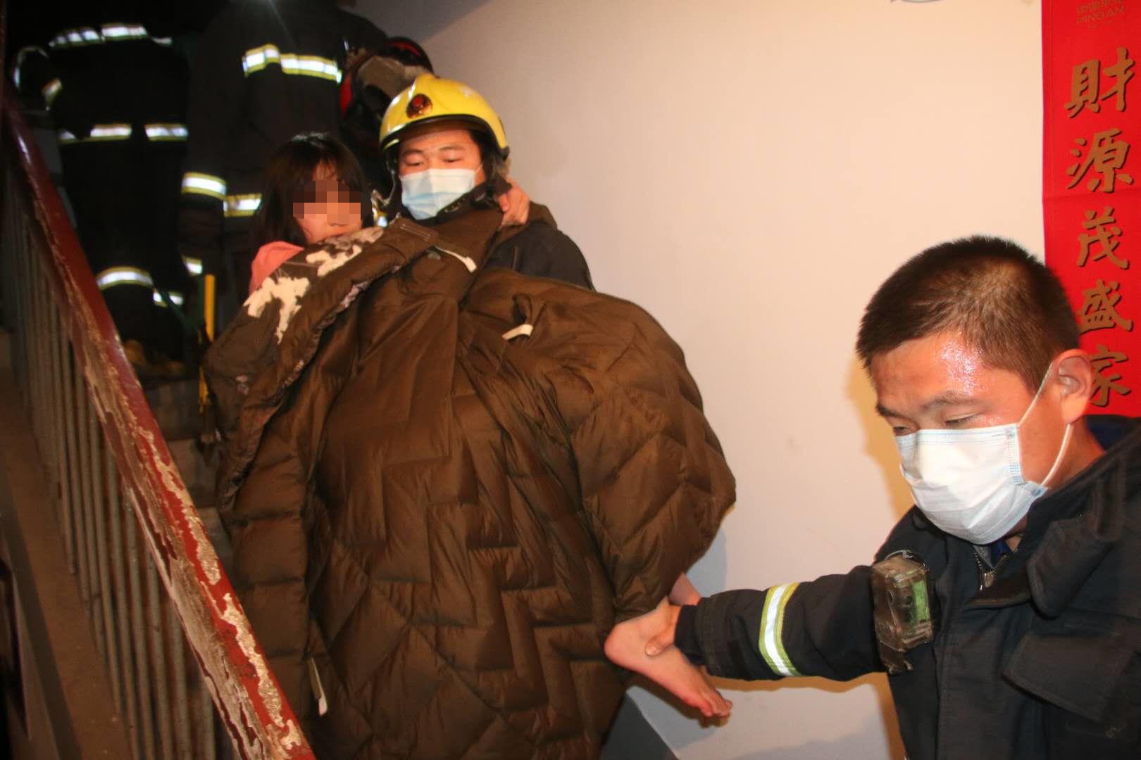 弹簧床垫■看着都心疼!12岁女孩深夜脚卡床垫弹簧，铁丝刺穿小脚趾
