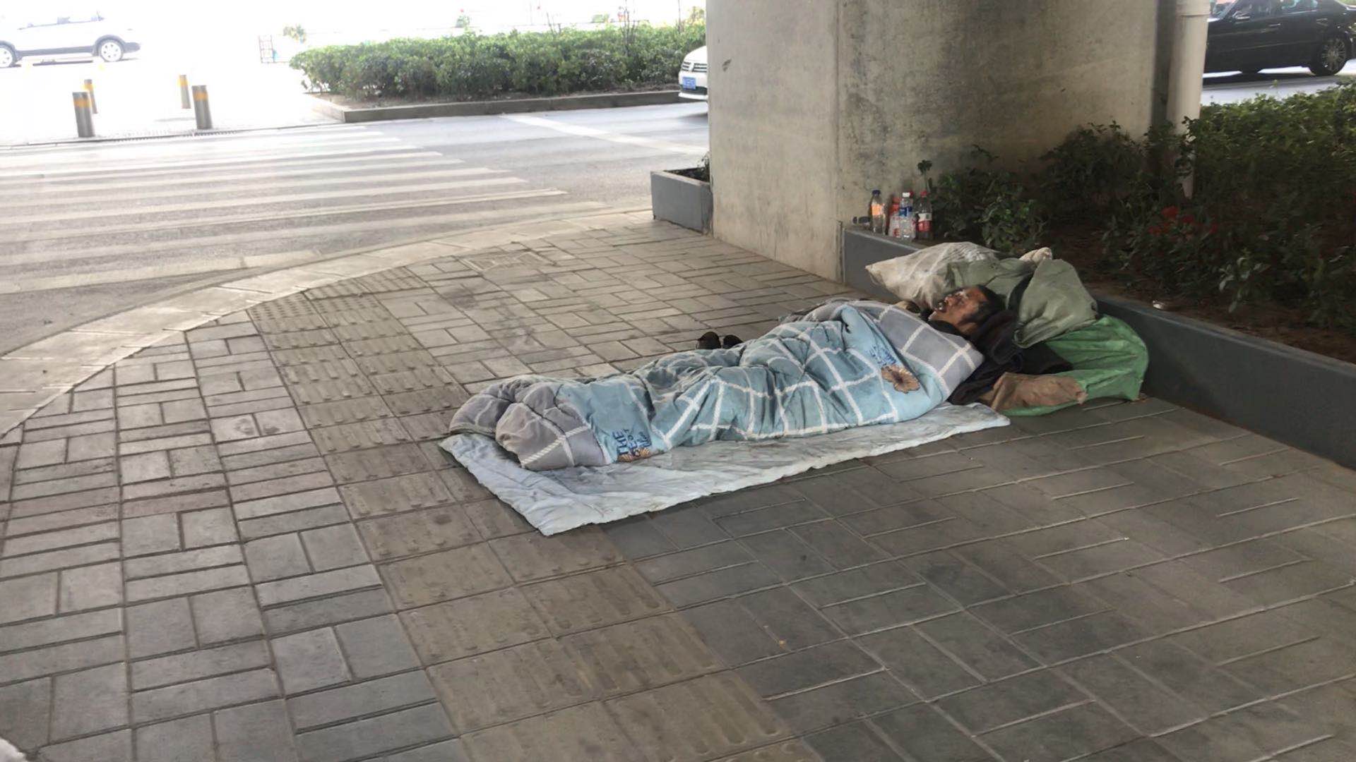 #社会万象#拾荒男子桥下打地铺 可有人替他着急