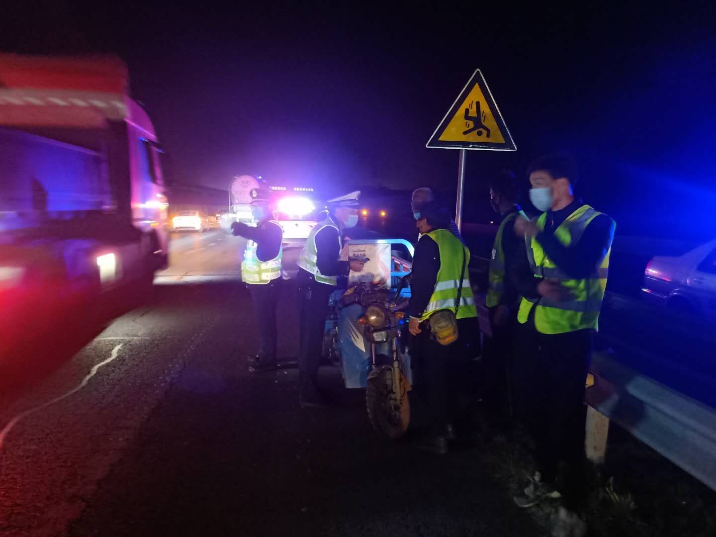 『社会万象』古稀老人误上高速黑夜里逆行七公里，民警及时解除险情护送回家