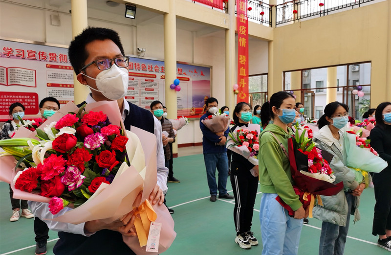 「」铁骑护送 群众鸣笛 老区信阳欢送抗疫英雄回家