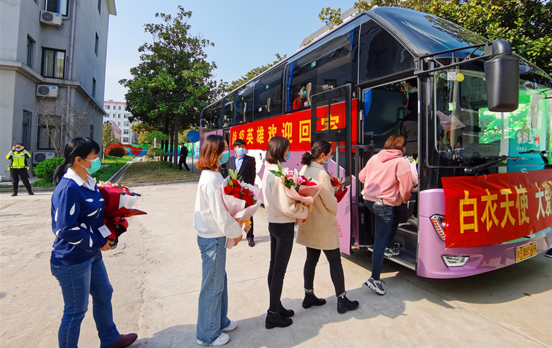 「」铁骑护送 群众鸣笛 老区信阳欢送抗疫英雄回家