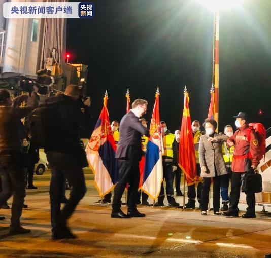 传染病@中国援助塞尔维亚专家医疗队受最高礼遇迎接 塞总统深情亲吻五星红旗