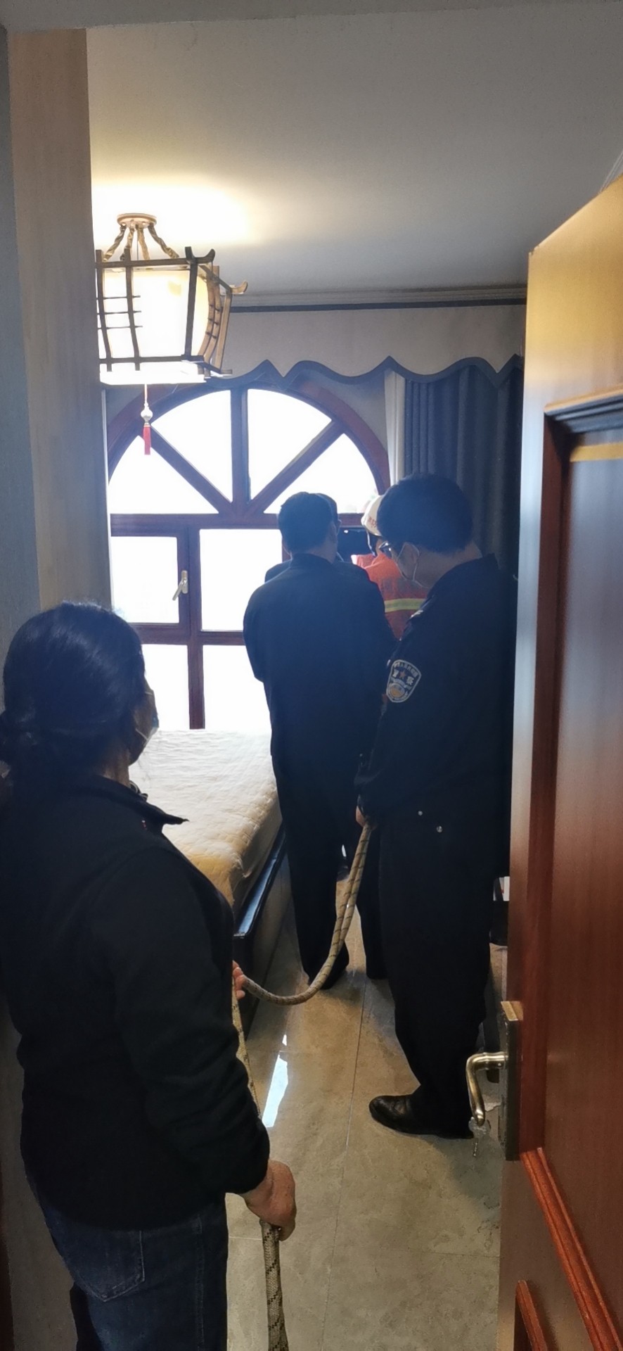 「洛阳」危急！洛阳3名幼童被困33层高楼外，众人接力上演高空营救