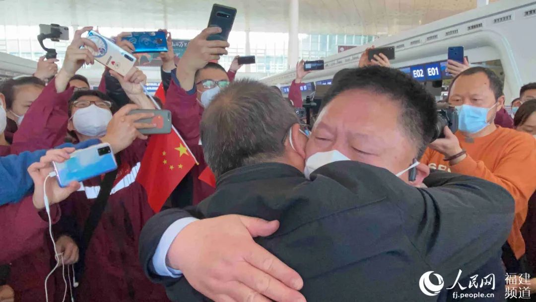 『』身患绝症，金银潭院长坚持为他们送机！脚步看哭了…