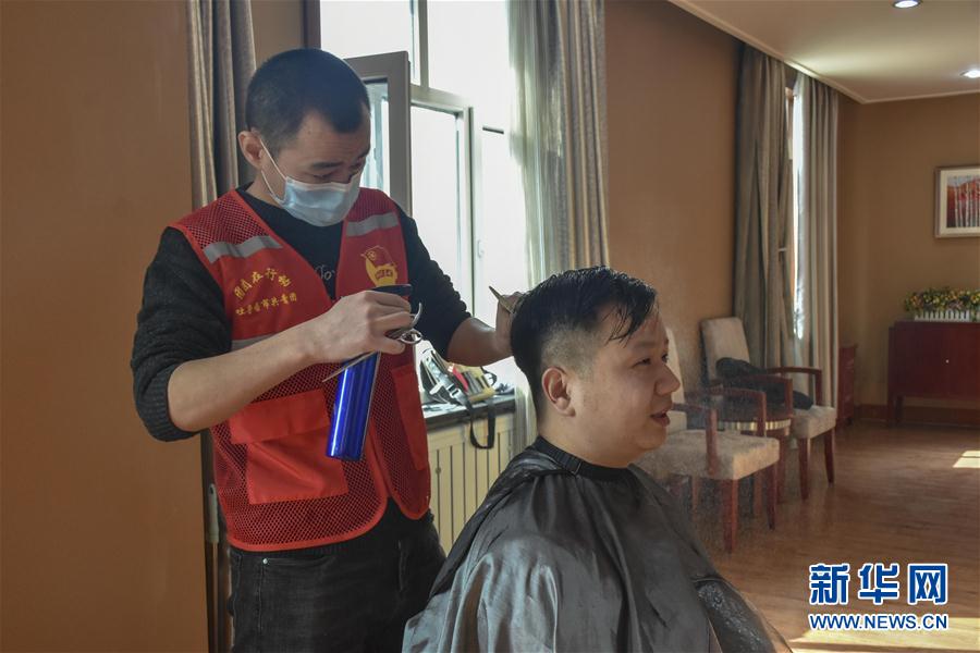 「正能量」“小小发屋”溢真情——新疆“90后”义务理发师马国仁的故事