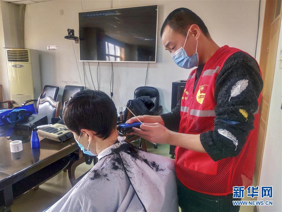 「正能量」“小小发屋”溢真情——新疆“90后”义务理发师马国仁的故事
