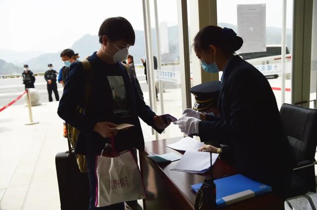 『专车』央企复工返岗专列专车开往春天驶向希望