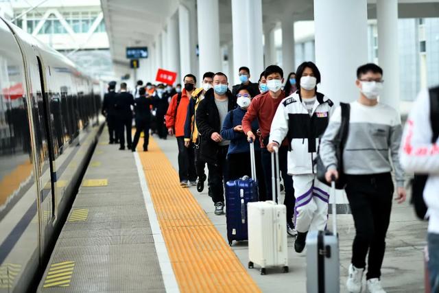 『专车』央企复工返岗专列专车开往春天驶向希望