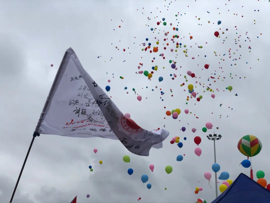 『白衣天使』1090位白衣天使作别雷神山，他们收到一枚特别的纪念章…