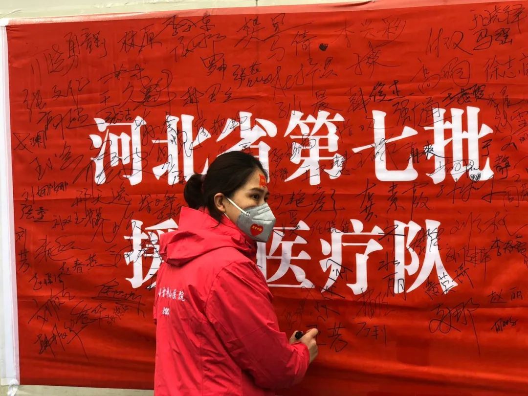 『白衣天使』1090位白衣天使作别雷神山，他们收到一枚特别的纪念章…