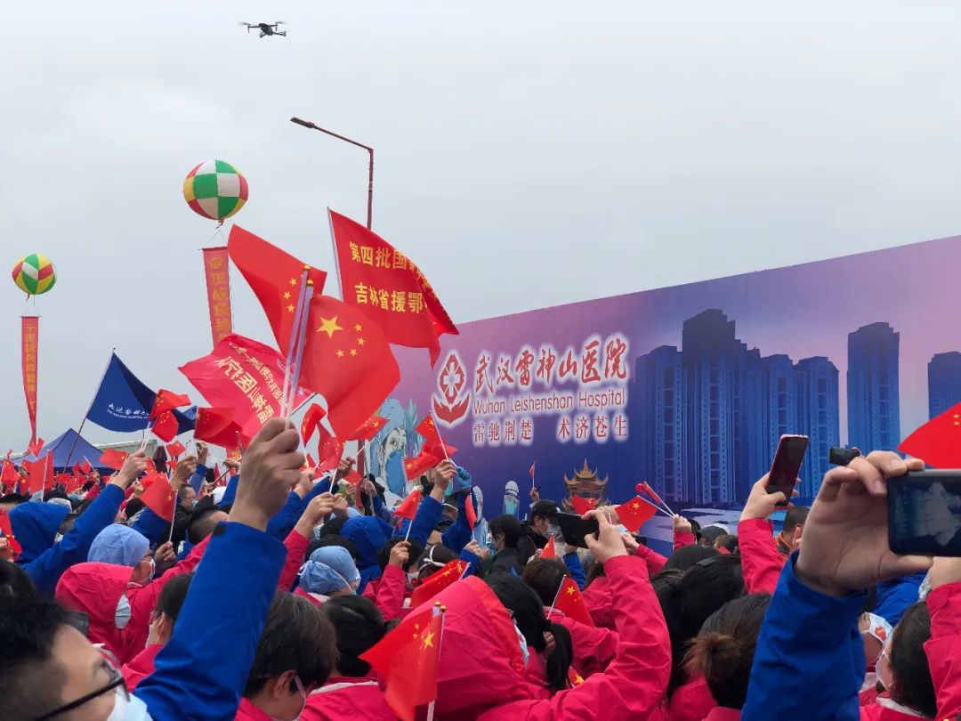 『白衣天使』1090位白衣天使作别雷神山，他们收到一枚特别的纪念章…