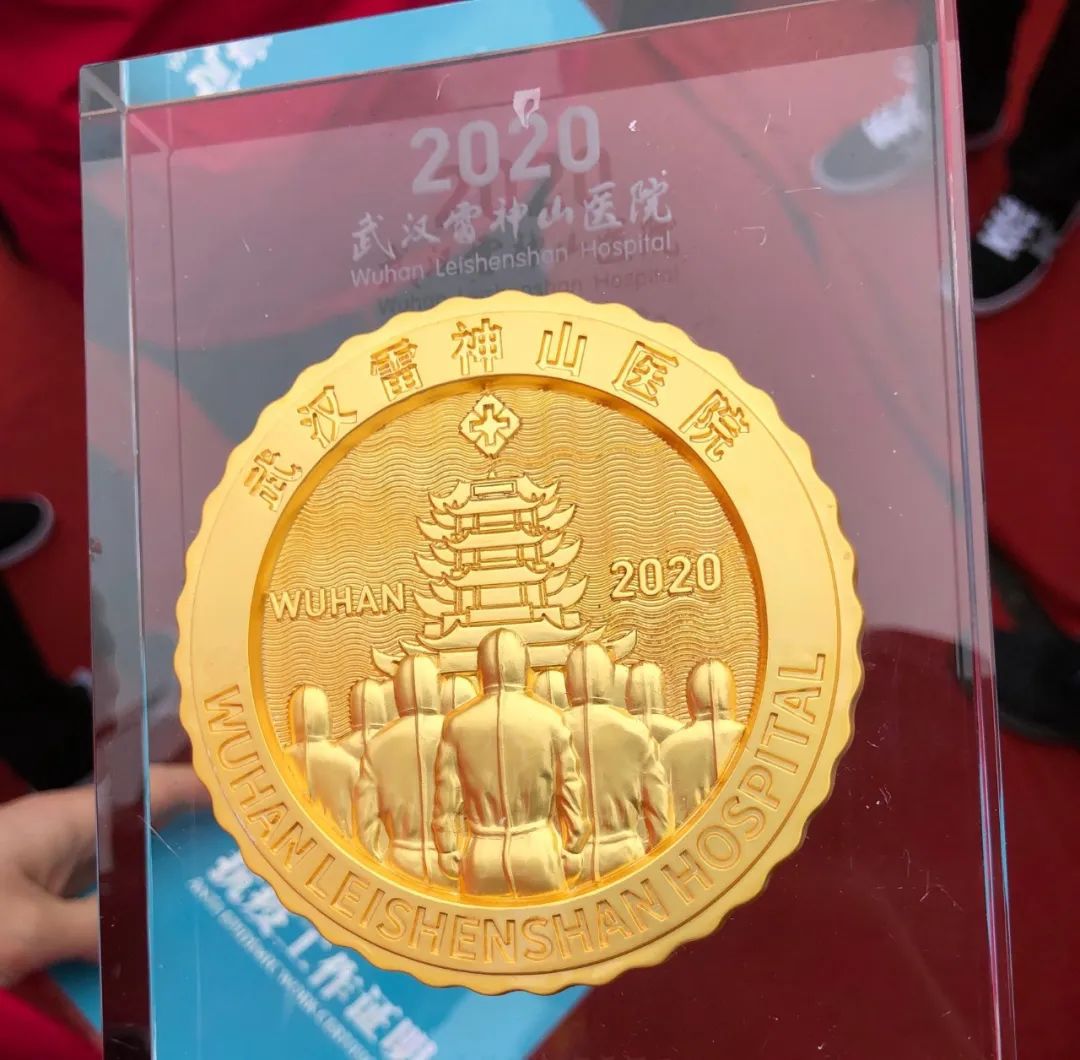 『白衣天使』1090位白衣天使作别雷神山，他们收到一枚特别的纪念章…