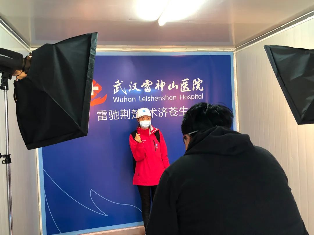 『白衣天使』1090位白衣天使作别雷神山，他们收到一枚特别的纪念章…