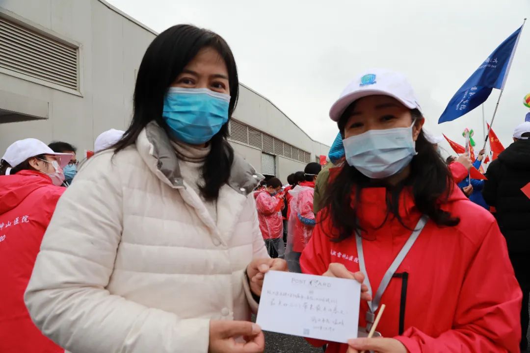 『白衣天使』1090位白衣天使作别雷神山，他们收到一枚特别的纪念章…