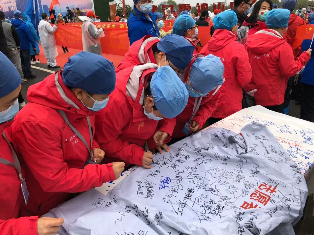 『白衣天使』1090位白衣天使作别雷神山，他们收到一枚特别的纪念章…