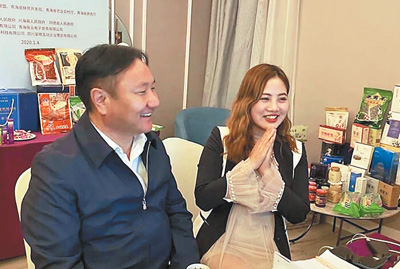 『』干部走进直播间 推销产品助增收（干部状态新观察）